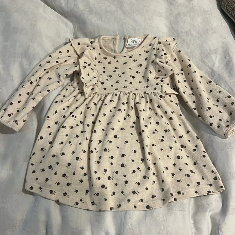 Zara size 2 Floral Dress with ruffle detail